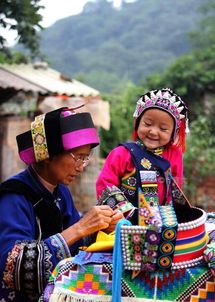 撒尼族服装，撒尼族有座奇峰叫什么峰