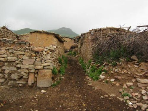 偏僻的意思是什么?，偏僻的意思社戏