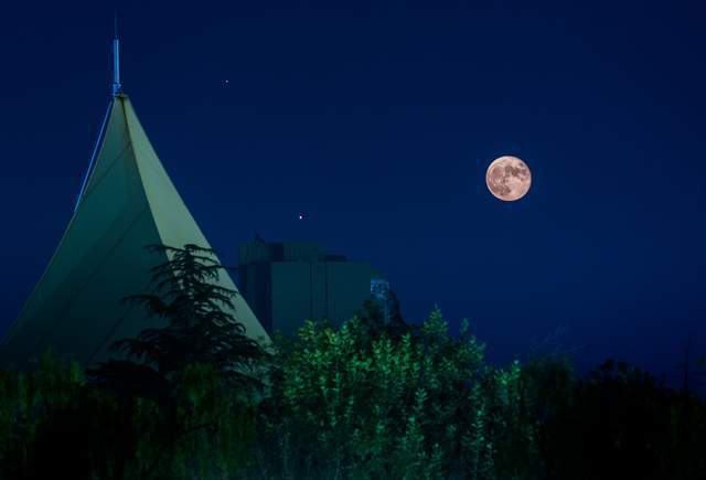 俗话说“八月十五云遮月,正月十五雪打灯”,是什么意思?