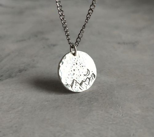 项链的作者是世界三大短篇小说巨匠之一的，小说珍珠项链的作者