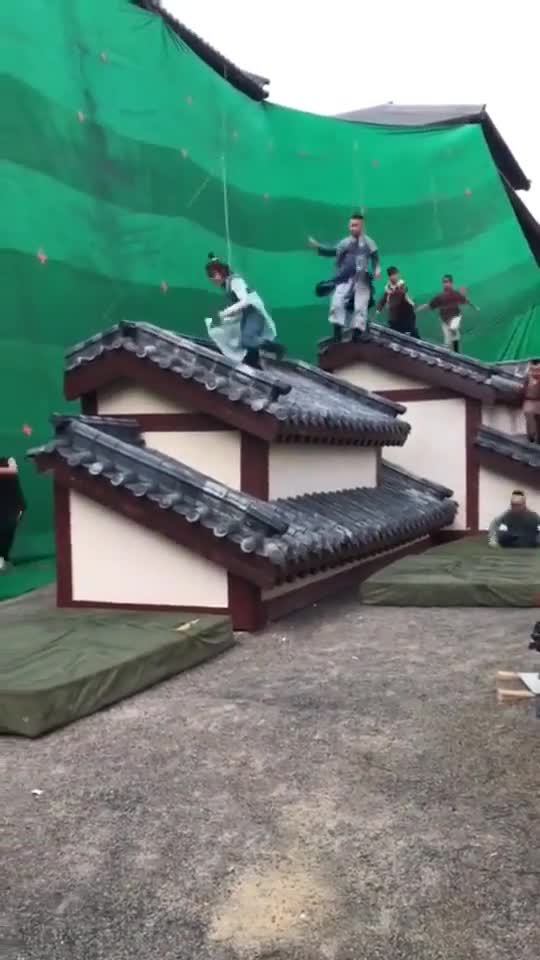 梦见自己飞檐走壁是什么意思，飞檐走壁下一句