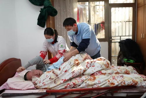 阿姨帮保洁，帮清洁阿姨扫地照片