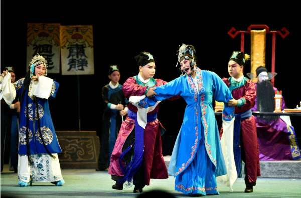 《窦娥冤》第三折可以划分为哪三个场景?各表现了窦娥怎样的性格?