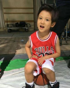 田亮晒与儿子日常,儿子模样帅气像爸爸,父子俩搞笑互动太有趣,状态如