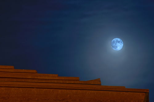 今夜明月人尽望不知横财何时发，今夜明月人尽望打一个生肖