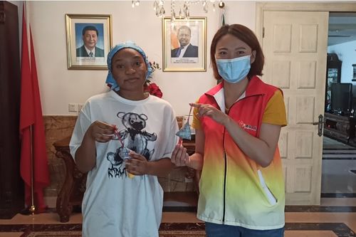 “冠切云之崔嵬,被明月兮佩宝璐。”是什么意思?