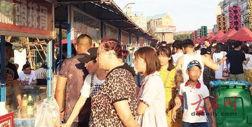 挨挨挤挤的意思解释三年级下册，挨挨挤挤这个词语的意思