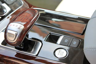 轿车的拼音和组词，轿车 的拼音