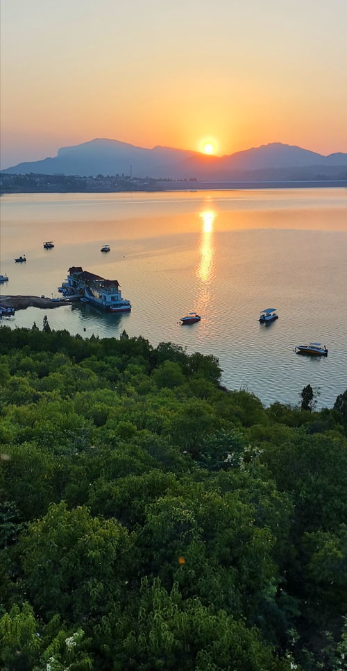 碧波万顷的拼音和意思是什么，碧波万顷的读音